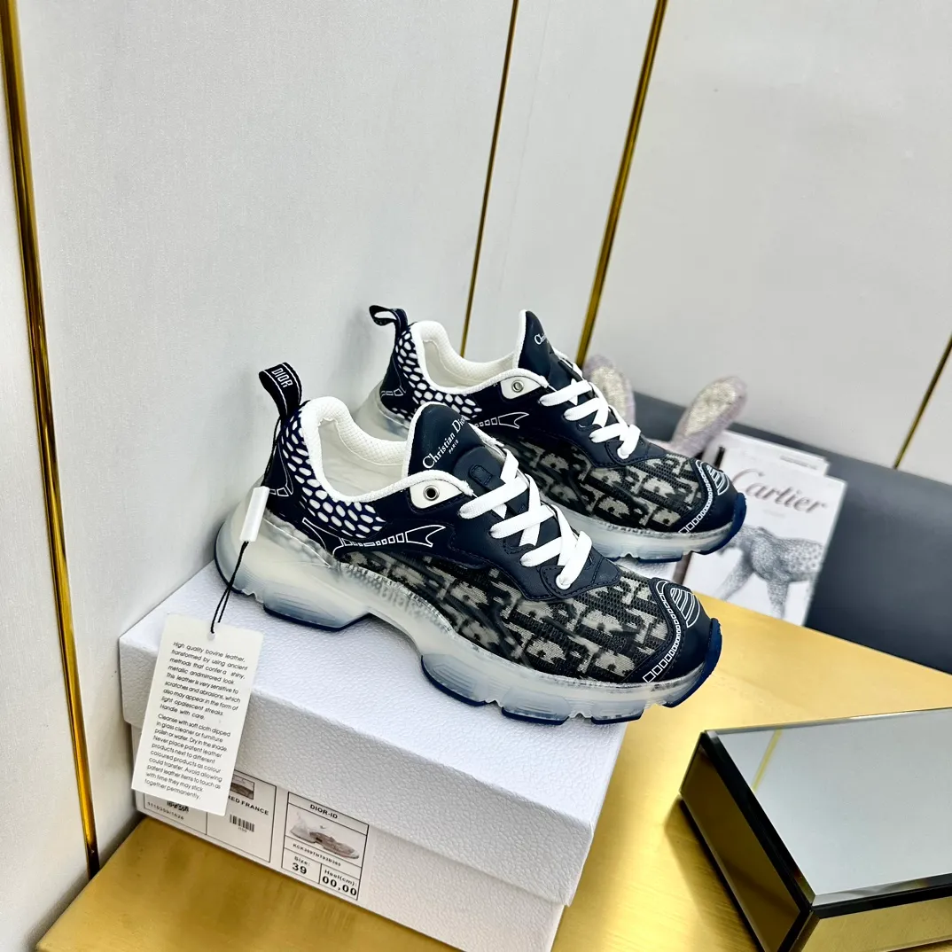 👟👟Ex-factory price 700👟👟 Top version 🌟🌟Dior 2024 spring and summer catwalk new style Vibe iconic fashion modern sports dad shoes CD letter logo Oblique printed pattern lace-up color-blocking thick-soled running shoes Stars' same jelly color casual women's shoes The top high-end version on the market Material: The upper is made of special technology with mesh fabric spliced with metal cowhide + environmentally friendly breathable fabric lining + original molded Tpu combination outsole. Bottom thickness: 4CM Size: 35-40 standard code (34.41 customization is not returnable)